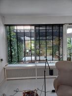 Zwarte Houten horizontale Jaloezieën, Huis en Inrichting, Stoffering | Gordijnen en Lamellen, Ophalen, Gebruikt, 100 tot 150 cm