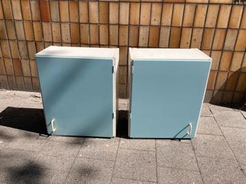 2 witte keukenkastjes met blauwe deurtjes (jaren 60/70?) beschikbaar voor biedingen