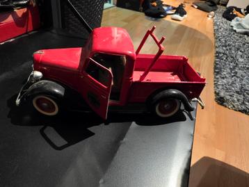 Vintage Rode Truck met 1 los wiel beschikbaar voor biedingen
