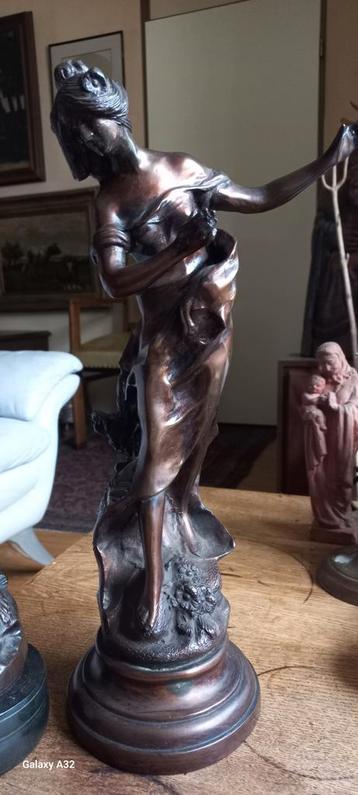 Twee bronzen beelden Vrouwefiguren Jugendstil Stijl . beschikbaar voor biedingen