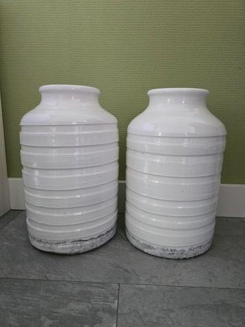 Grote zware witte vazen beschikbaar voor biedingen