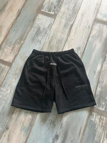 Essentials korte broek beschikbaar voor biedingen