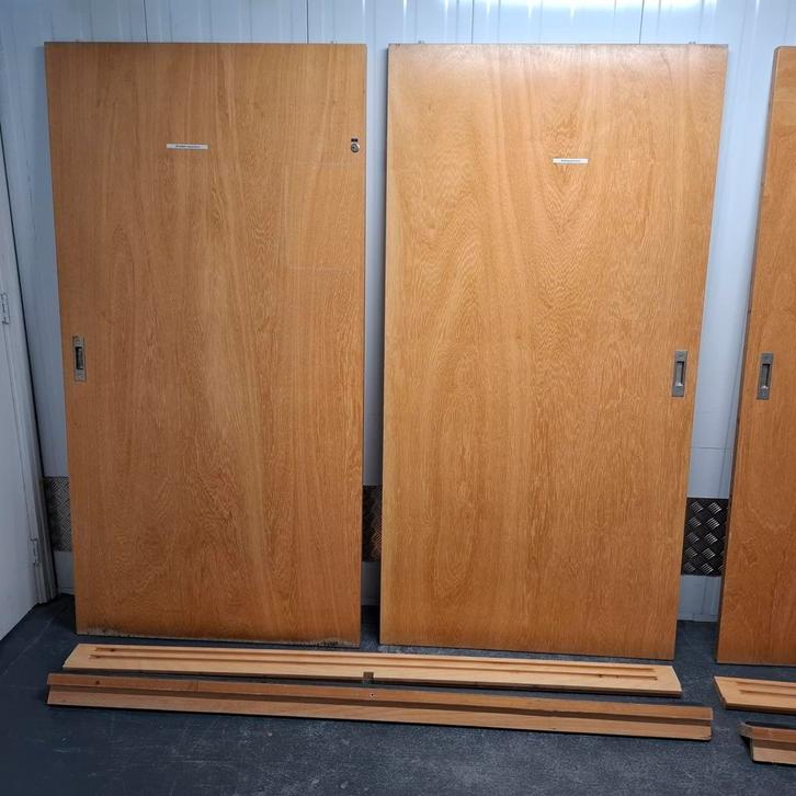 Vintage kast: 2x Lundia stellingkast met schuif deuren, Huis en Inrichting, Kasten | Roldeurkasten en Archiefkasten, Gebruikt