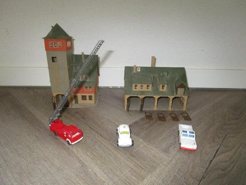 2 brandweerkazernes met 1 brandweerauto en 2 politie auto's, Hobby en Vrije tijd, Modeltreinen | H0, Gebruikt, Brug, Tunnel of Gebouw