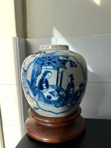 Grote Antieke Chinese pot op houten onderzetter beschikbaar voor biedingen