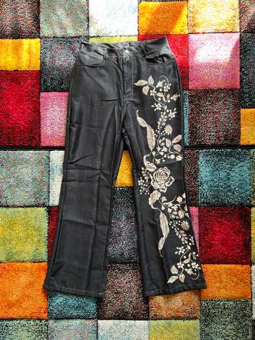 Nieuw! Zwarte broek met beige bloemopdruk. Maat M. beschikbaar voor biedingen