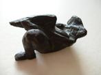 Gestileerd Bronzen beeldje van liggende figuur, Verzenden, Brons
