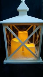 Witte kandelaar met 3 vaste ledkaarsen & timer, 40x24x24 cm!, Kunststof, 25 tot 50 cm, Wit, Ophalen of Verzenden