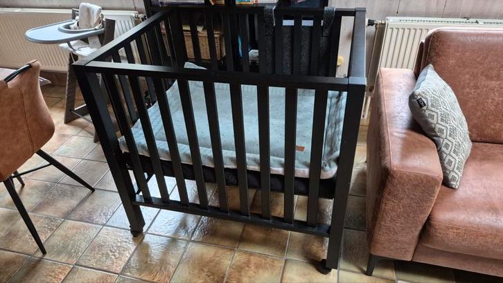 Nette zwarte box op wieltjes, Kinderen en Baby's, Boxen, Zo goed als nieuw, Rechthoekig, Boxkleed, Wieltjes, Ophalen