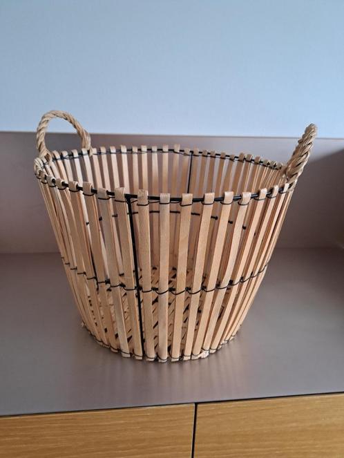 Leuke mand met handvaten, bijv. voor een plant, riet/metaal, Huis en Inrichting, Woonaccessoires | Schalen en Manden, Zo goed als nieuw