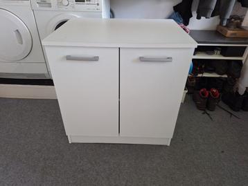 Handige opbergkast, past precies naast wasmachine qua hoogte beschikbaar voor biedingen