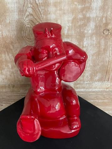 Grappig beeld vechtende krijger Japan. Rood glazuur keramiek beschikbaar voor biedingen