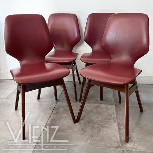 Vier vintage Midcentury stoelen, eetkamerstoelen rood, Huis en Inrichting, Stoelen, Gebruikt, Vier, Hout, Stof, Rood, Ophalen