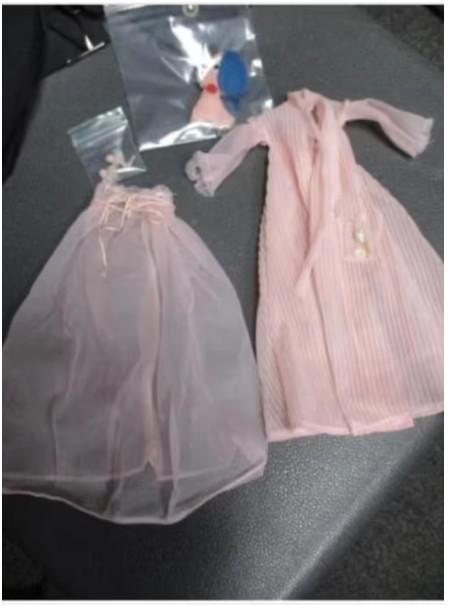 1964 BARBIE NIGHTY NEGLIGEE OUTFIT NM/M, Verzamelen, Poppen, Zo goed als nieuw, Kleertjes, Verzenden