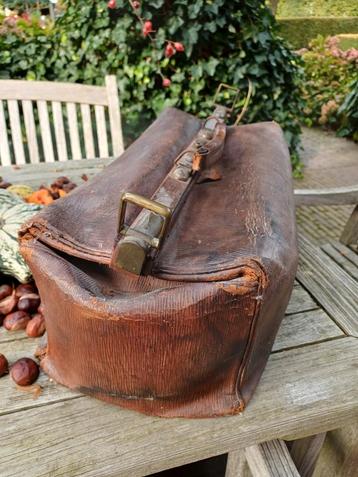 Oude Franse Brocante Dokterstas shabby leer koper  beschikbaar voor biedingen