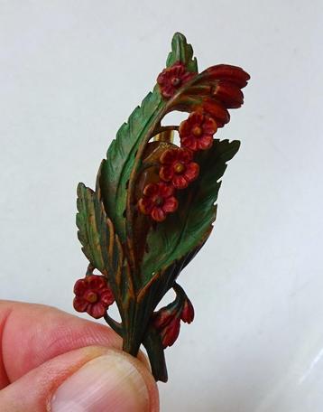 Oude Zwarte Woud handgesneden houten broche: bloemen beschikbaar voor biedingen