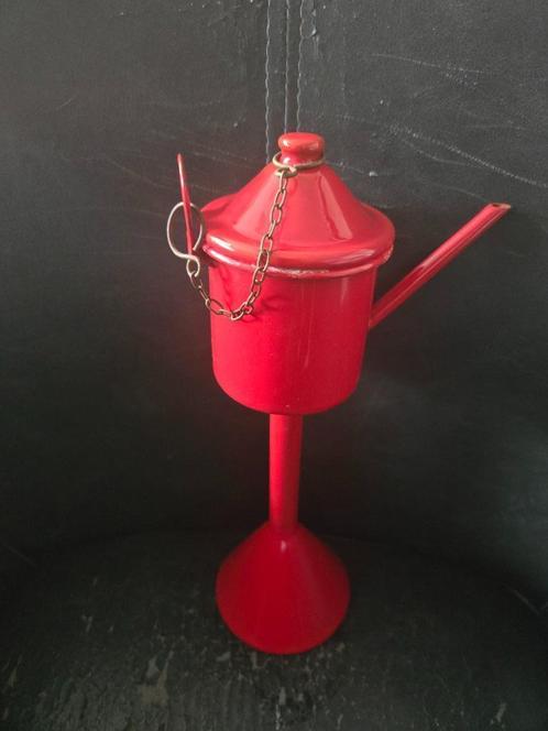 Rood "snotje" of kleine olielamp, Neerlandia. Hoog 30 cm., Antiek en Kunst, Antiek | Lampen, Ophalen