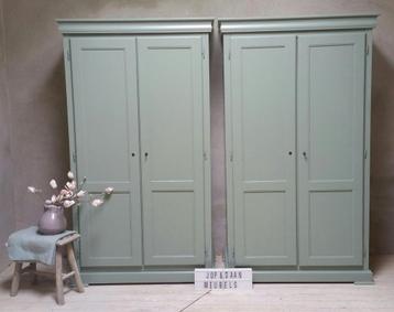 Twee kledingkasten, hout beschikbaar voor biedingen