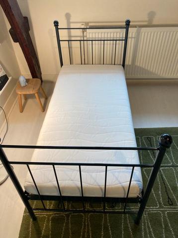  Stoer, tijdloos, blauw spijlenbed 70x140 incl. Matras beschikbaar voor biedingen