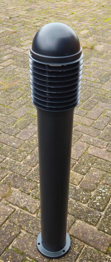 Mooie zwarte buitenlamp beschikbaar voor biedingen