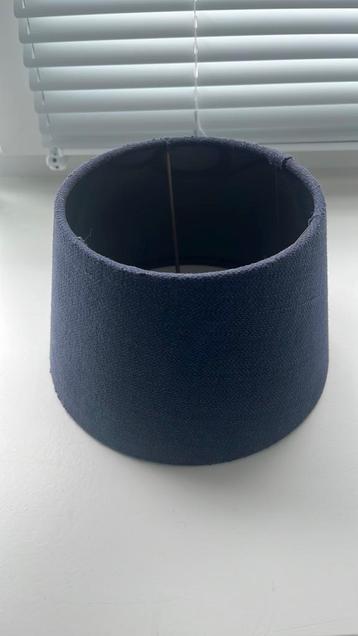 Blauw lampenkapje beschikbaar voor biedingen