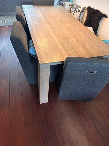 Houten eettafel  beschikbaar voor biedingen