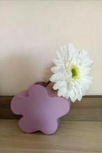 Vaas lila bloemvorm met witte kunstbloem gerbera, Huis en Inrichting, Woonaccessoires | Vazen, Ophalen, Overige materialen, Overige kleuren
