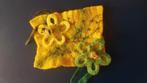 Kunst vilt broche geel vierkant art handmade unique, Ophalen of Verzenden, Nieuw, Geel, Overige materialen