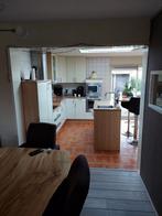 Vanille kleurige hoekkeuken met water eiland en bar, Ophalen, Gebruikt, Hoekkeuken
