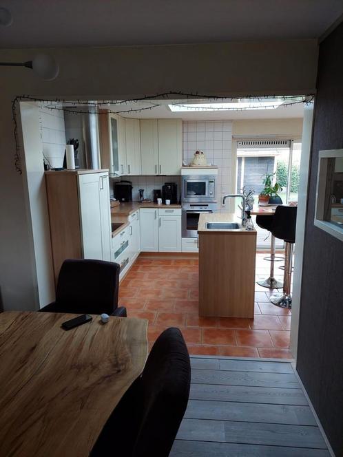Vanille kleurige hoekkeuken met water eiland en bar, Huis en Inrichting, Keuken | Complete keukens, Gebruikt, Hoekkeuken, Ophalen