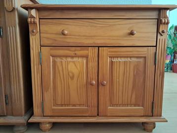 Houten  grenen kast met 1 lade en 2 deuren beschikbaar voor biedingen