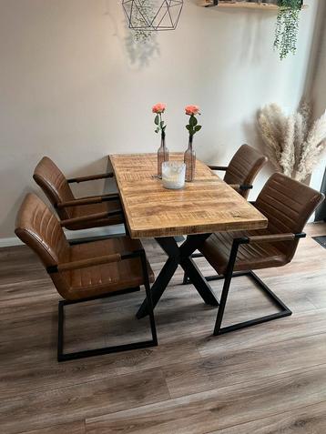 4 leren cognac stoelen met zwarte poot beschikbaar voor biedingen