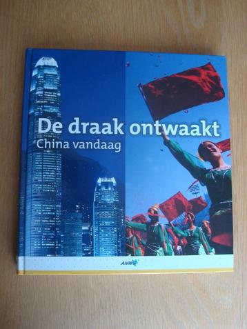 Boek De draak ontwaakt, China vandaag. beschikbaar voor biedingen