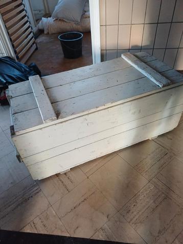 Houten kist beschikbaar voor biedingen