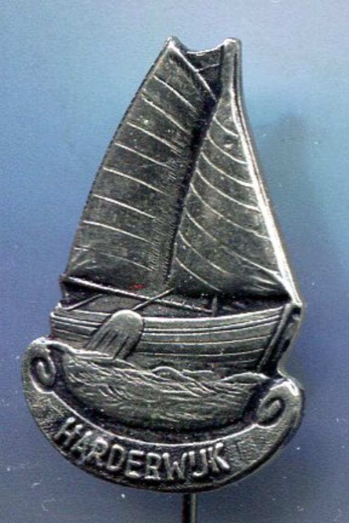 Harderwijk zilverkleurig zeilboot speldje ( U_376 ), Verzamelen, Speldjes, Pins en Buttons, Nieuw, Speldje of Pin, Stad of Land