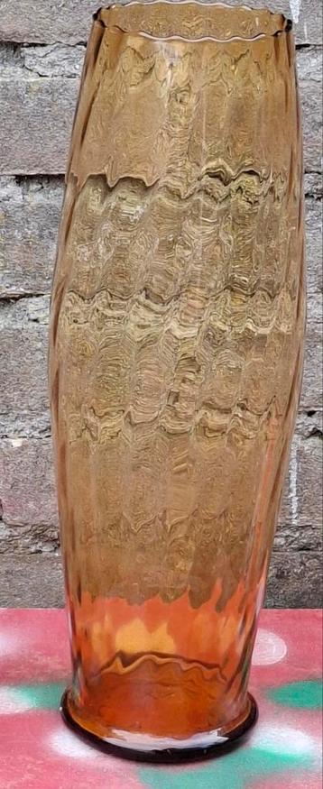 Vaas. Kristal.  Amber.  35 cm. beschikbaar voor biedingen