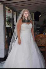 Trouwjurk met sluier en onderrok., Ophalen, Gedragen, Wit, Trouwjurk