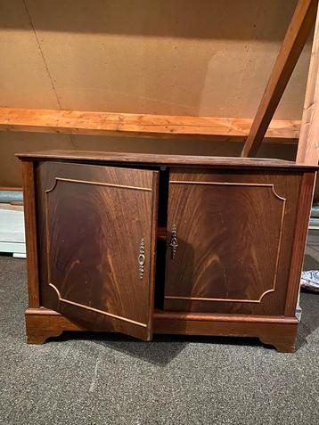 Twee Houten Kasten beschikbaar voor biedingen