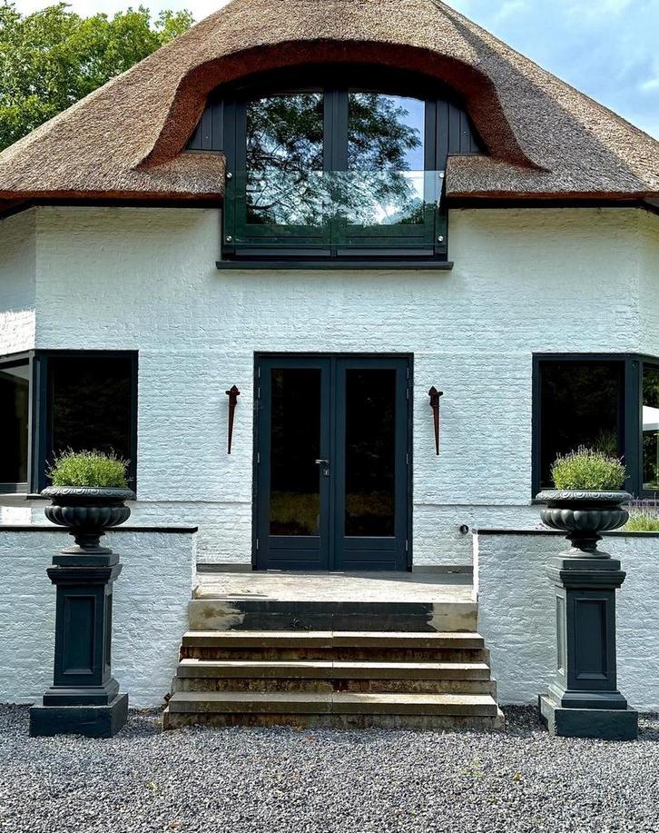 Klassieke betonnen bloempotten op betonnen zuilen, Tuin en Terras, Bloembakken en Plantenbakken, Nieuw, Beton, Tuin, 30 tot 60 cm