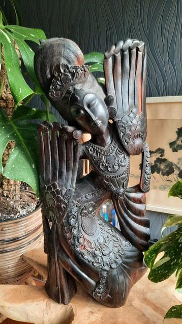 Groot zwaar Balinees beeld van een danseres beschikbaar voor biedingen