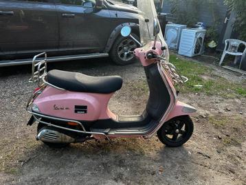Roze Vespa Scooter - Unieke Kleur! beschikbaar voor biedingen