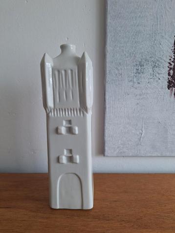 Bijzondere vaas in de vorm van  een toren, wit porselein  beschikbaar voor biedingen