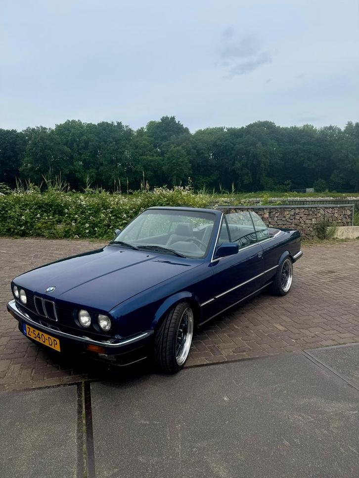 BMW 325i cabrio 1986 Blauw, Auto's, Oldtimers, Particulier, BMW, Benzine, Cabriolet, Handgeschakeld, Geïmporteerd, Blauw, Zwart
