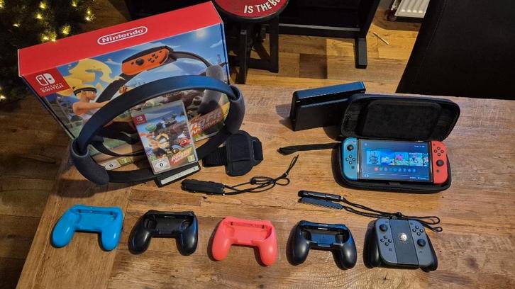 Nintendo Switch OLED Blauw/Rood + Ring Fit + veel extra’s, Spelcomputers en Games, Spelcomputers | Nintendo Switch, Zo goed als nieuw