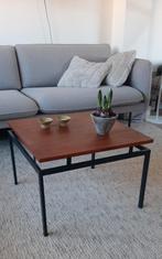 Vintage teakhouten salontafel met zwart metalen onderstel, Huis en Inrichting, Tafels | Eettafels, Ophalen, 50 tot 100 cm, Vierkant