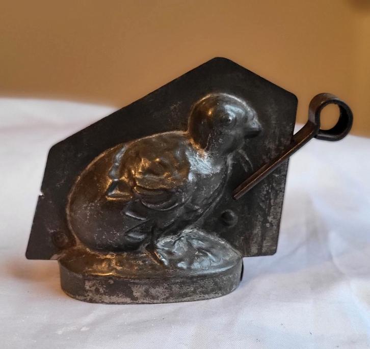 Antieke chocoladevorm: KUIKEN KRUIPT UIT EI, Antiek en Kunst, Curiosa en Brocante, Ophalen of Verzenden