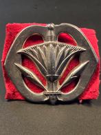 Baretembleem Militaire Administratie 1e model / buiglippen, Ophalen of Verzenden, Landmacht, Nederland, Embleem of Badge