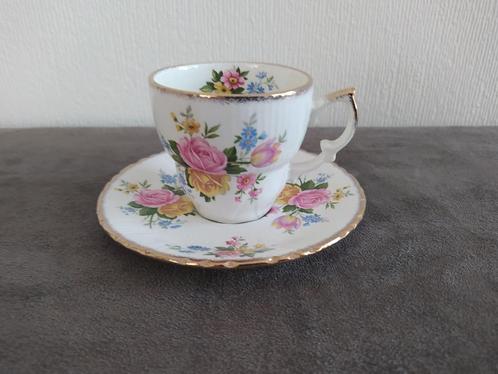 Kop en schotel Staffordshire bloemen, Verzamelen, Porselein, Kristal en Bestek, Zo goed als nieuw, Kop en/of schotel, Ophalen of Verzenden