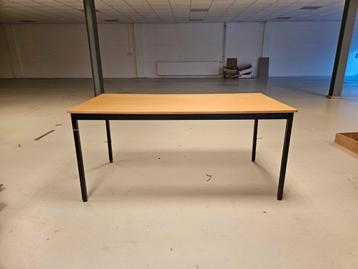 Kantoor bureau tafels hout metaal gebruikt beschikbaar voor biedingen