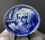 Boch Delfts wandbord lezende vrouw blauw/wit, Antiek en Kunst, Ophalen of Verzenden
